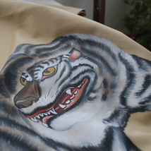 夏準備ＳＡＬＥ　手描き和画衣　贅沢 一枚布　ワンピース　見返る白虎図　虎 トラ　縁起　和装　ゆったり　F54A_画像2