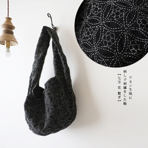 夏準備ＳＡＬＥ　黒リネン生地に木綿白糸を刺し子 刺繍 　梅の花 七宝繋ぎ　ショルダートートバッグ鞄Ａ4可　P09