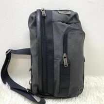 1円 【極美品】 TUMI トゥミ 69319HGYO マルチポケット ボディーバッグ スリング ワンショルダー グレー ビジネス メンズ 斜め掛け 黒_画像2