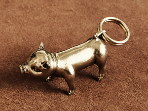 Art hand Auction Porte-clés en laiton (petit cochon) cochon porc en laiton objet animal motif figurine animale quincaillerie métallique double anneau figure en métal, marchandises diverses, porte-clés, Fait main