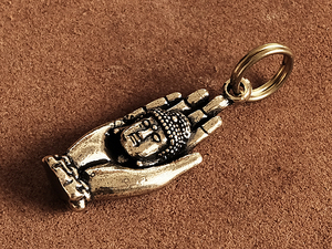 Art hand Auction Brass Keychain (Palm Buddha) Hand Palm Brass Keyring Gold Goods Mudshi Amitabha Buddha Kannon Buddha Statue Buddhism God Amulet, miscellaneous goods, key ring, Handmade