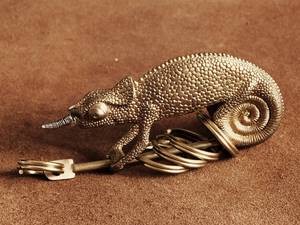 真鍮 キーホルダー（カメレオン）爬虫類 トカゲ とかげ ブラス ネジ キーリング キーチェーン ゴールド フィギュア 金属 ビンテージ