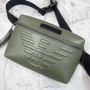 極美品●EMPORIO ARMANI エンポリオアルマーニ ボディバッグ ショルダー サコッシュ デカロゴ エンボス 斜め掛け レザー シボ革 メンズ