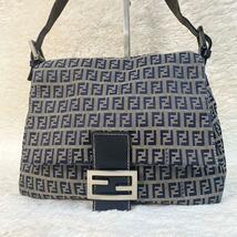 1円　極美品　FENDI フェンディ ハンドバッグ マンマバケット ズッカ柄 ブラウン ショルダーバック　FF金具　鞄　カバン　ハンドバック_画像2