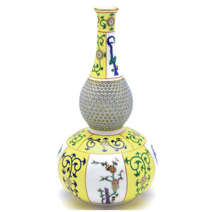 Art hand Auction Herend Xi'an Vase en forme de gourde jaune (M) Vase décoratif en porcelaine ajourée fait à la main Vase à fleurs peint à la main Ornement Pin, Motif bambou et prune fabriqué en Hongrie Brand New Herend, meubles, intérieur, Accessoires intérieurs, vase