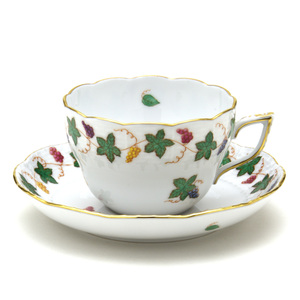 Art hand Auction Herend Tasse polyvalente et soucoupe Guirlande de raisins Vaisselle en porcelaine peinte à la main Tasse à café/thé Vaisselle fabriquée en Hongrie Tout neuf Herend, Ustensiles à thé, tasse et soucoupe, café, Peut également être utilisé pour le thé