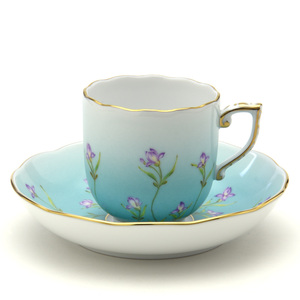 Art hand Auction Herend Kaffeetasse und Untertasse Iris auf Türkisblau handbemalt Porzellan Mokkatasse Western Geschirr Kaffeetasse und Untertasse Made in Hungary Brandneu Herend, Tee-Utensilien, Tasse und Untertasse, Kaffeetasse