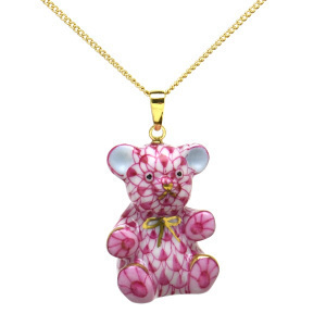 Art hand Auction Herend Colgante Oso de peluche Patrón de escala rosa Accesorio de oso de porcelana pintado a mano con cadena para el cuello Hecho en Hungría Nuevo Herend, Accesorios de mujer, Colgante superior, encanto, otros