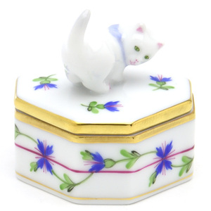 Art hand Auction Herend Pequeño adorno de aciano Caja elegante Adorno de gato Caja de bombones pintada a mano Caja pequeña de porcelana Caja de baratijas Adorno Hecho en Hungría Nuevo Herend, Accesorios de interior, ornamento, otros