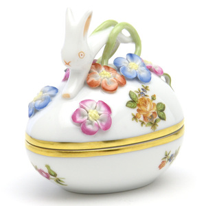 Art hand Auction Herend Small bouquet of roses in yellow, bonbon case, small box, egg-shaped box, rabbit and flower decoration, hand-painted, accessory case, ornament, made in Hungary, new Herend, Interior accessories, ornament, others