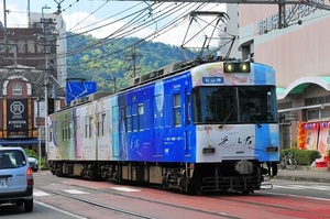 デジ画像２コマ　びわ湖の路面電車　京阪６００形ラッピング車(大河ドラマ光る君へ）