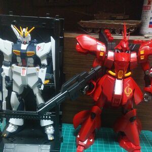 EGニューガンダムとHGサザビーのセット