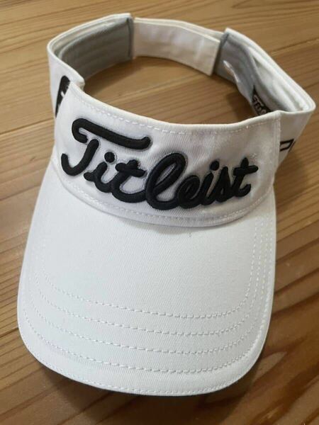 送料込み！Titelist ゴルフサンバイザー 美品 タイトリスト 白 ホワイト GOLF ゴルフウェア 帽子 サンバイザー PROV1 ワッペン