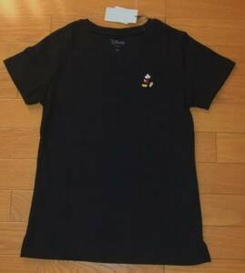 ★新品　ミッキーマウス　胸元ワンポイント刺しゅう入り　黒　Ｖネック　半袖Ｔシャツ　Ｍサイズ　Disney　