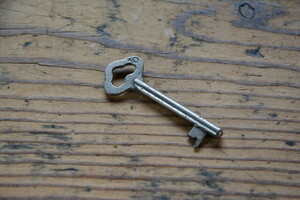 NO.8574 古い鋳物の棒鍵 49.5mm 検索用語→A25gアンティークビンテージ古道具真鍮金物カギかぎチャームキー錠扉ドアブランクキー　