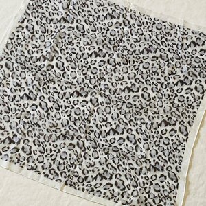 COURO　絹 シルク/SILK 100%　レディース ミニ スカーフ　バッグスカーフ　ホワイト/ヒョウ柄