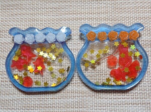 263《シャカシャカ金魚鉢》 2個 金魚 ねこ レジン製 キラキラ桜入り おもちゃ 玩具 キーホルダー ハンドメイド コースター
