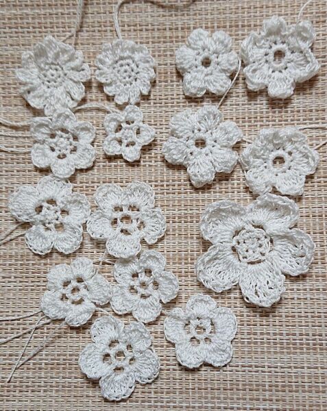 284《レースの花》 15個 ホワイト 立体 3D 形いろいろ マーガレット型 ハンドメイド レース編み 手編み モチーフ