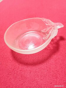 ガラス鉢　　直径13センチ　　フルーツ皿　　いちごのお皿　