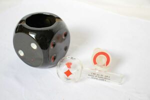 ベルギー ヴィンテージ 古い陶器のさいころ型の灰皿とガラス製のお酒瓶用小物