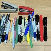 全部で40点　筆記用具　ボールペン　シャープペンシル　ホッチキス　ステープラー　MAX モノ消しゴム　MONO pentel 軽く消せる_画像4