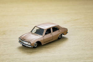 PEUGEOT 504 NOREV　portgal製 1/43　フランス製