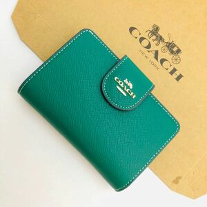 COACHコーチ折りたたみ財布　レディースのグリーン色新品財布　おすすめ