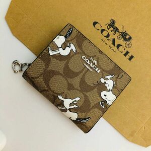 COACHコーチ折りたたみ財布　レディースのブラウン色新品財布　おすすめ　スヌーピー