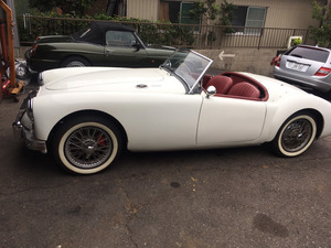 1965年 MG MGA 無塗装レストア中 禁煙車 スペアタイヤ