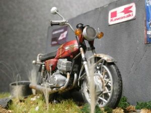 昭和レトロ 1/24 KAWASAKI 500SS マッハⅢ 情景ジオラマ完成品 ケース付