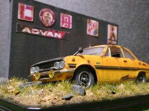 昭和レトロ 1/32 ISUZU ベレット 1600GTR 情景ジオラマ完成品 ケース付