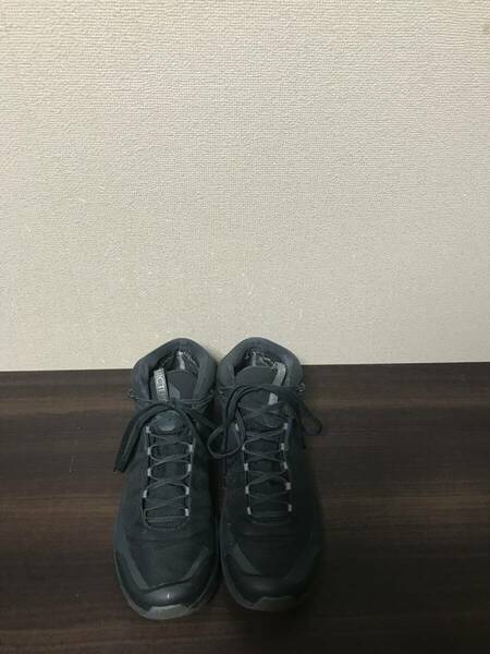 【美品】ARC'TERYX スニーカー　エアリオスFLMID サイズ25.5cm