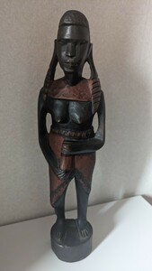 アフリカ　木彫りの置物　水差しを持つ黒人女性 木製 民族 置物