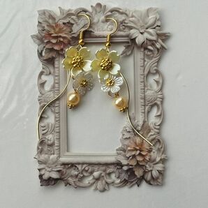 「桜・黄」フックピアス　ハンドメイド　ピアス　イヤリング　ビーズ