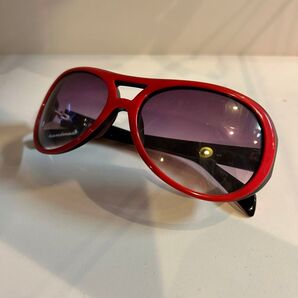 ブランド何かわからない赤いサングラス