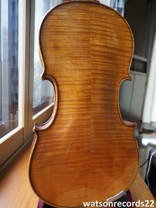 Labelled “Arnold Voigt Maker of Master-Violins GERMANY”＊