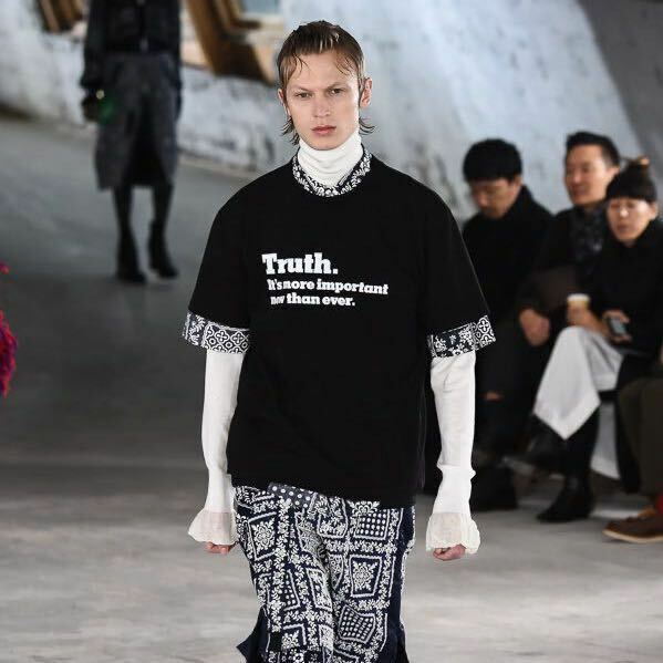 未使用品 希少 sacai×The New York Times 18AW Truth. Tシャツ Size4 Black カットソー スウェット パーカー デニム ブルゾン