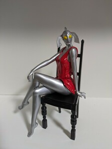 ウルトラマンより椅子に座るウルトラの母