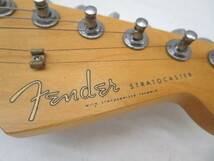 ★平1495 Fender STRATOCASTER フェンダー ストラトキャスター フェンダージャパン アンプ内蔵 エレキギター 楽器 ジャンク 12405011_画像2