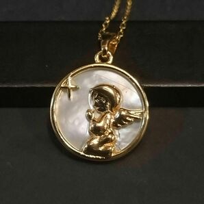 【星に願いを】マザーオブパール　祈りを捧げる天使のコイン型ネックレス