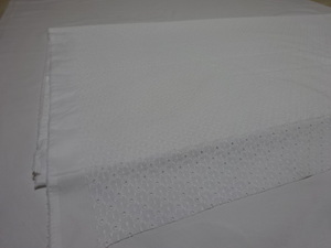 日本製　綿　100％　刺繍柄　生地　やや薄　４ｍ　G393