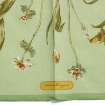 【新品】サルヴァトーレ フェラガモ Salvatore Ferragamo ◇ どこまでも上品な ◇ 花柄 ハンカチ グリーン 本物 SALE_画像2