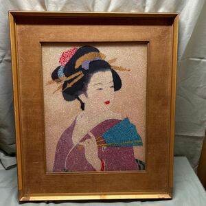 【2084倉2グ棚】 額飾り 女性の絵 美人画 日本 和装 ビーズ？のようなもので作られた絵 インテリア 額装 約48.5×40cm