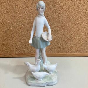 美品　置物　女の子　バスケット　鶏　ヴィンテージ　陶磁器　刻印 陶器人形 人形　アンティーク 陶器 インテリア 少女 