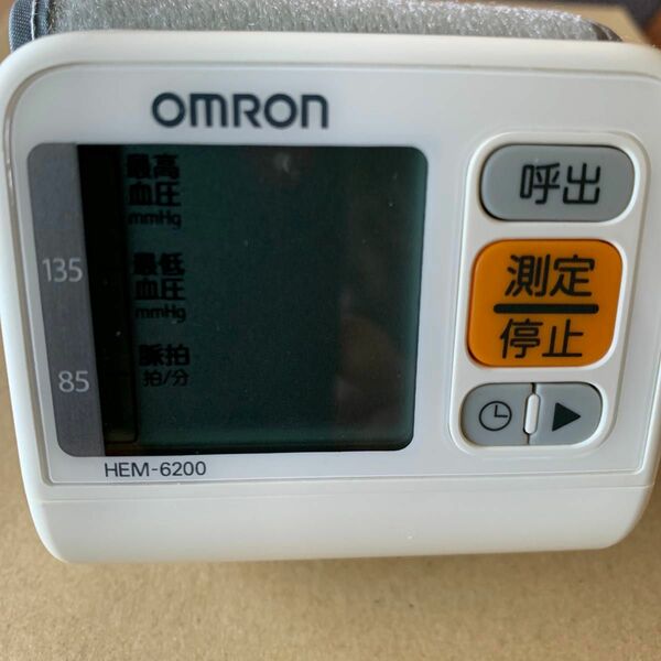 オムロン 血圧計 手首式 HEM-6200