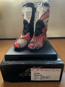 激レア　元MotoGPライダーのダニエル・ペドロサ選手のサイン入り使用済みAlponestarsのブーツ