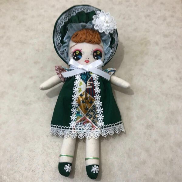 昭和レトロな文化人形を今風にアレンジしました。