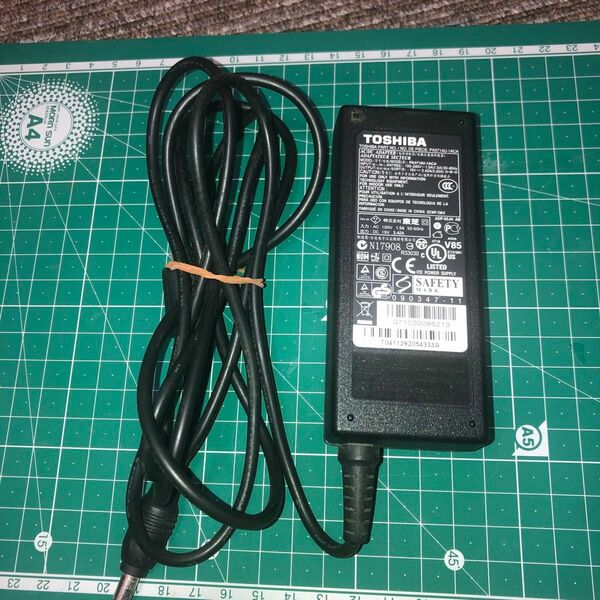 【中古】純正品 東芝 AC ADAPTER 19V~3.42A PA3714U-1ACA コネクタ外径約5.5mm内径約2.5mm