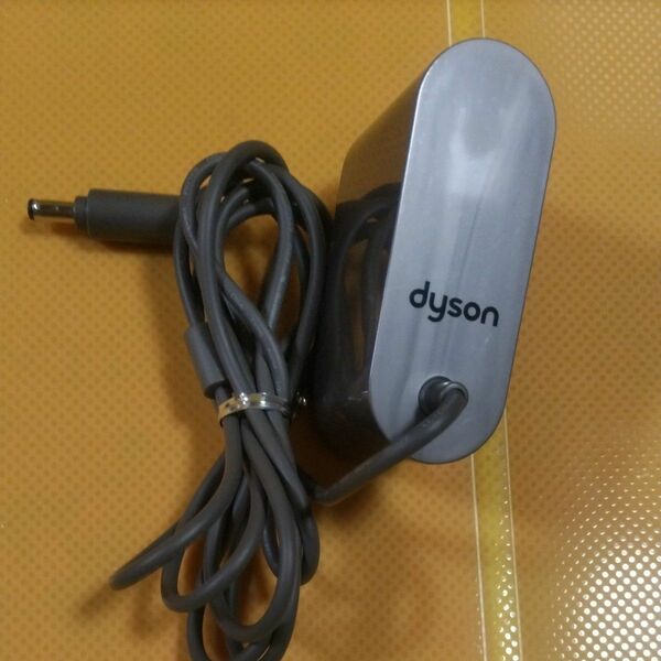 ★ dyson コードレスクリーナー 充電ACアダプター 205720−04 純正品（26.10V　780mA）正規品