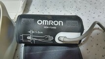 ⑧安心のブランド OMRON オムロン HEM-7430 高性能 自動電子血圧計 上腕式 フィットカフタイプ 腕帯巻き付け 中古 稼働品 長期保管品_画像2